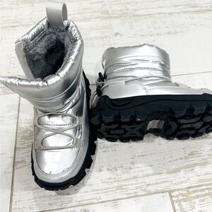 Girls 12 silver snow boots